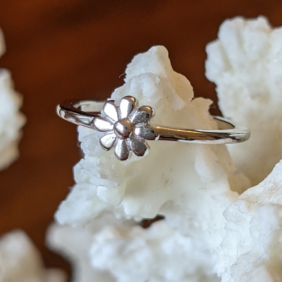 Sterling silver flower ring - Picture 2 of 12